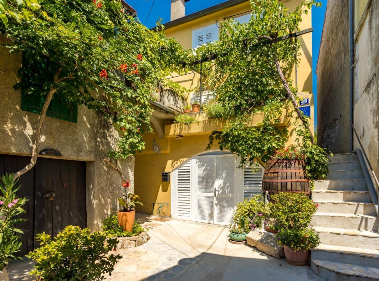 Charming Studio Apartment At House Rustica With Terrace And Nearby Parking Punat Eksteriør billede