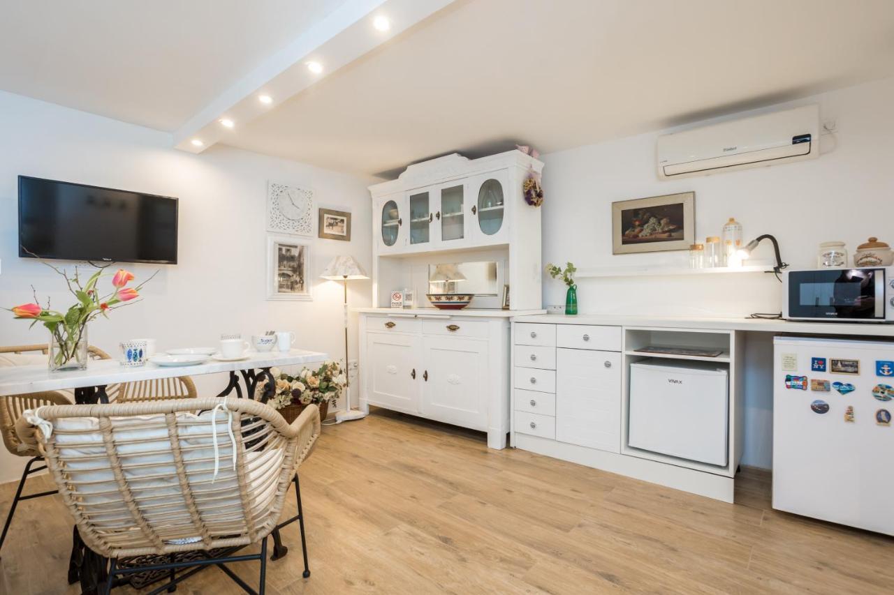 Charming Studio Apartment At House Rustica With Terrace And Nearby Parking Punat Eksteriør billede