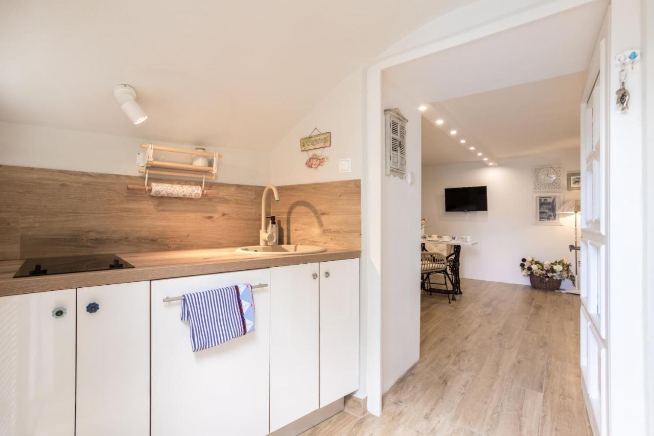 Charming Studio Apartment At House Rustica With Terrace And Nearby Parking Punat Eksteriør billede