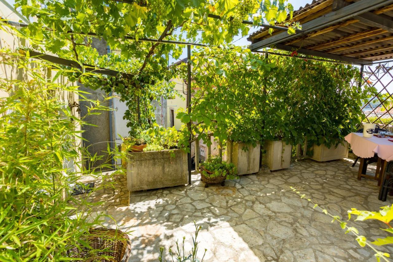 Charming Studio Apartment At House Rustica With Terrace And Nearby Parking Punat Eksteriør billede
