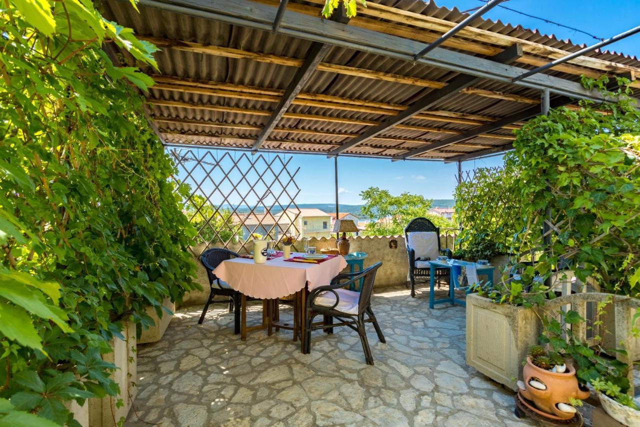 Charming Studio Apartment At House Rustica With Terrace And Nearby Parking Punat Eksteriør billede
