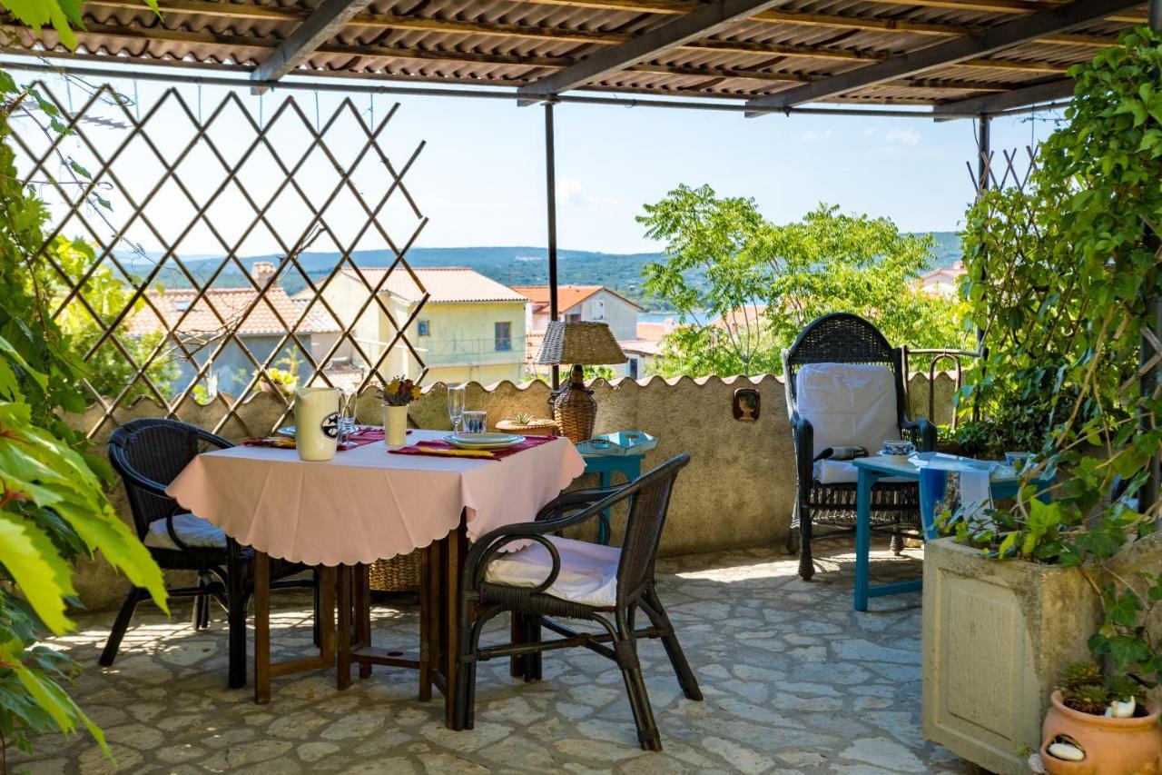 Charming Studio Apartment At House Rustica With Terrace And Nearby Parking Punat Eksteriør billede