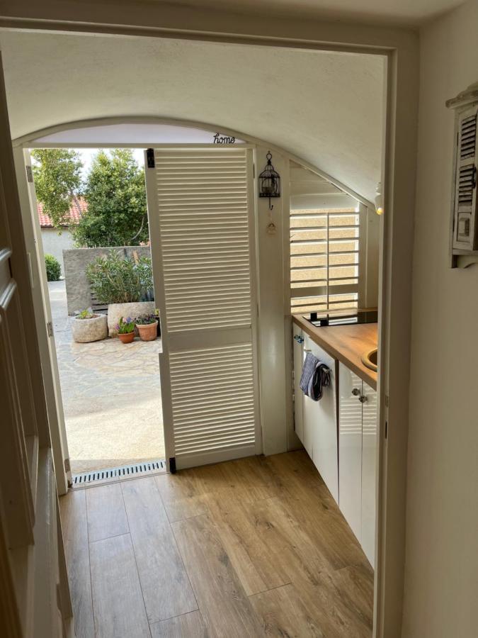 Charming Studio Apartment At House Rustica With Terrace And Nearby Parking Punat Eksteriør billede